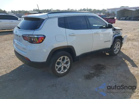 2024 Jeep Compass Latitude 4X4 z USA, uszkodzony, nr VIN 3C4NJDBN1RT158463